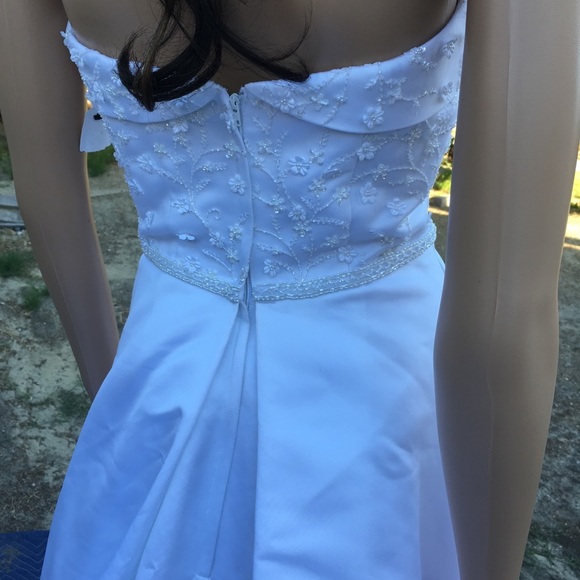 NWT David’s Bridal wedding dress size 4 white colo - Picture 9 of 11